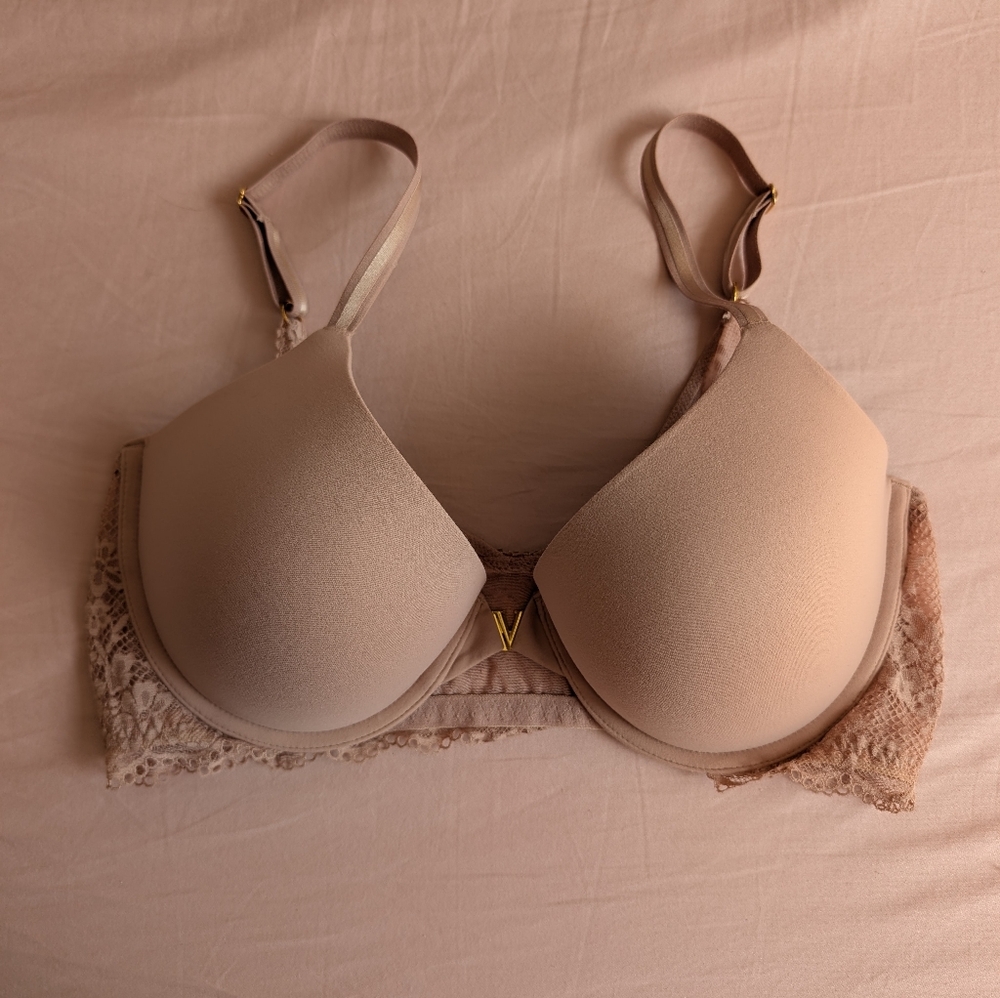 NWOT Victoria's Secret Front Close Lace Bra - 38C
